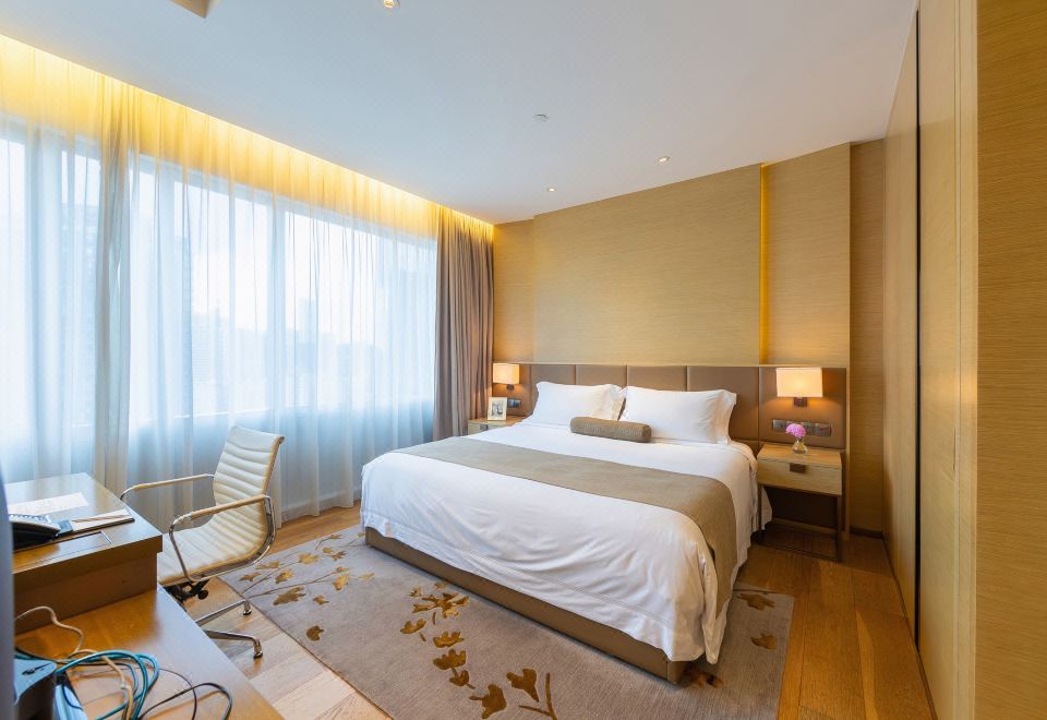 Studio Executive King