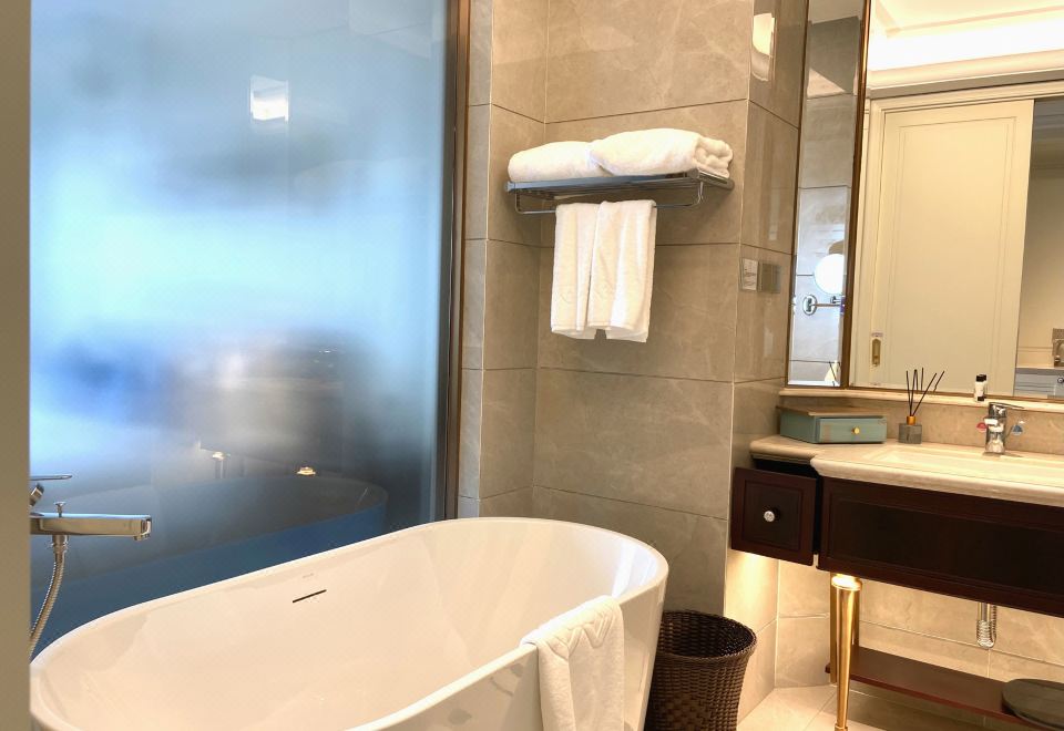 湖景影音大床房