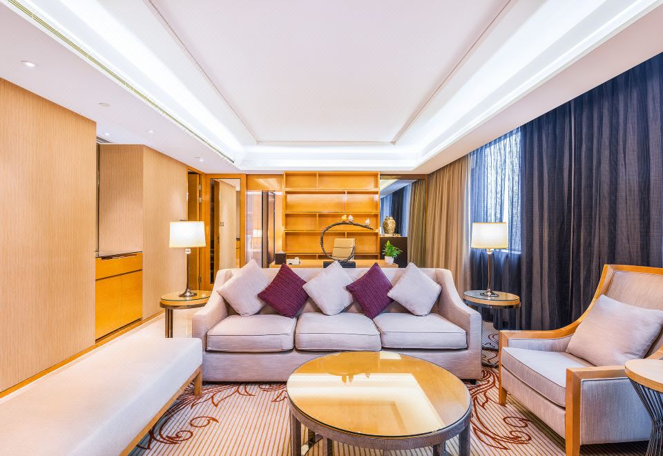 假日豪华套房（带起居室+行政楼层+可投屏）