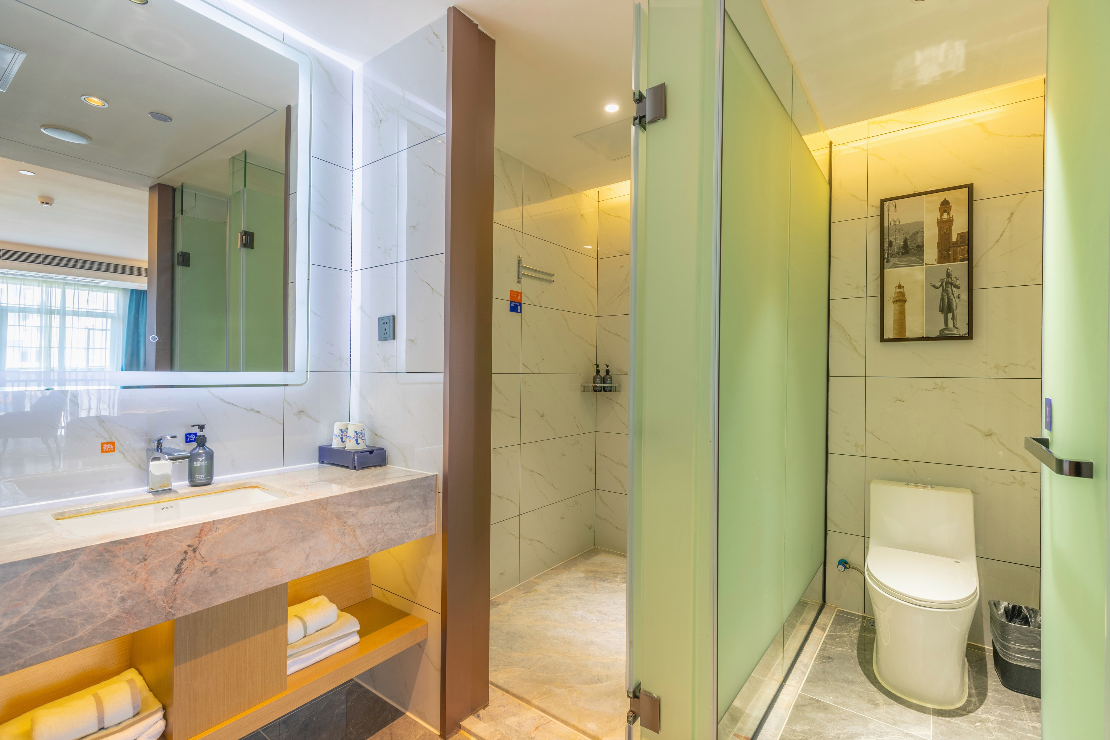 高级大床房（电视投屏+办公桌椅+婚房布置）