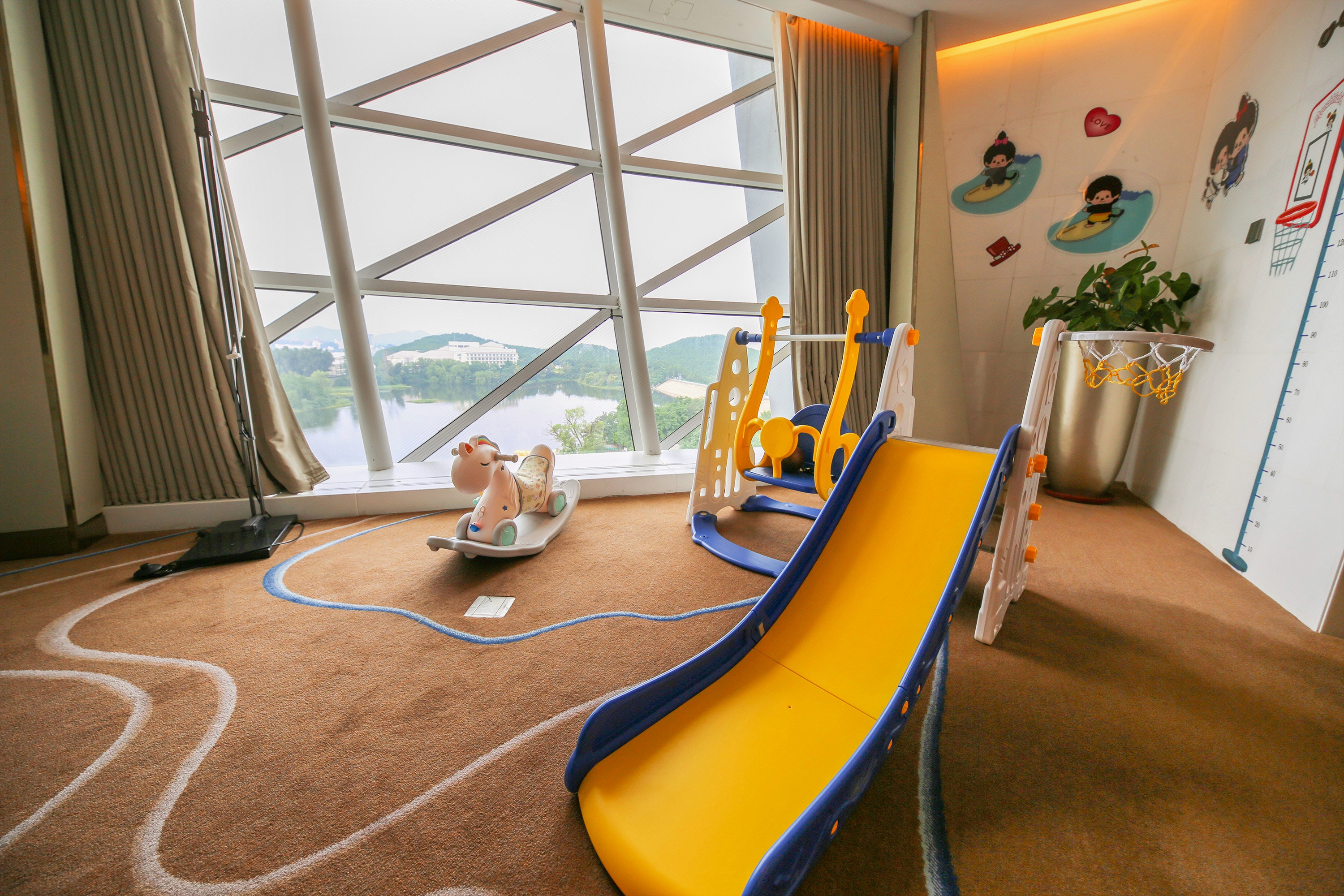 蒙奇奇主题尊荣湖景大床房