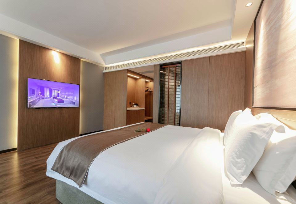 万澳行政大床房-金可儿床垫+坐卧两用沙发+超大空间+影视会员