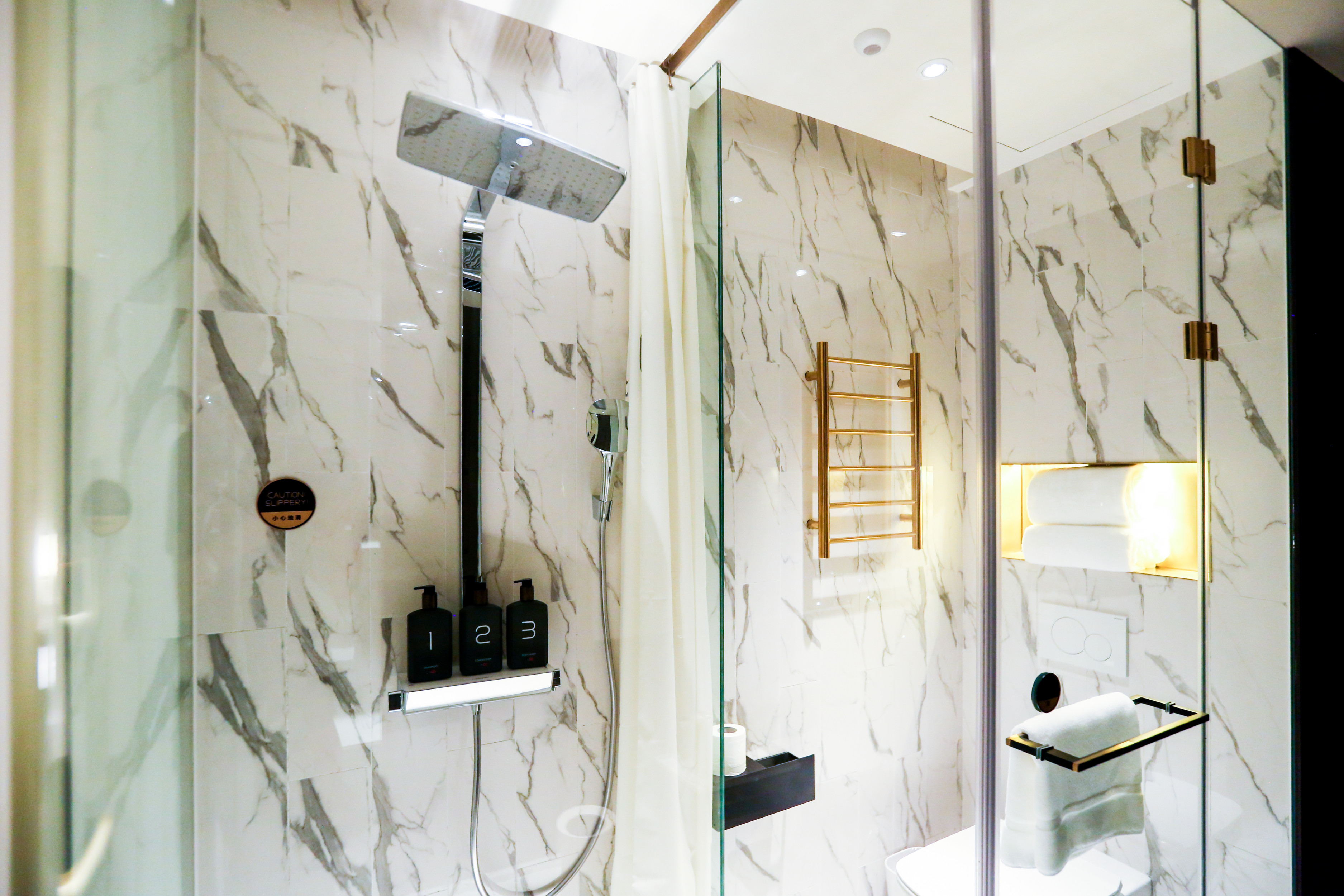 高级大床房（德国汉斯格雅衞浴+乳胶床垫+手机投屏）