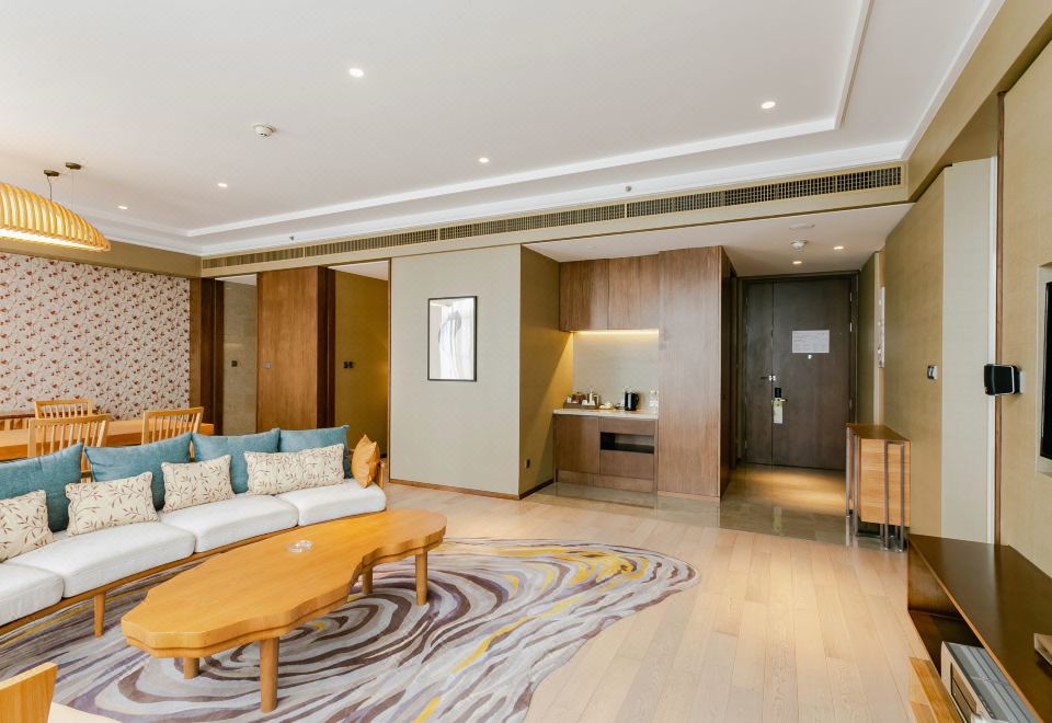 豪华套房（金可儿床垫+独立阳台+书桌+小童乐园）