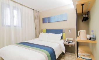 The hotel room at Hotel Alba Lisboa 2 offers one or more beds at Home Inn Selected (South Square of Shanghai Railway Station)
