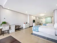 Pudong Holiday Hotel Hotele w: Aksu