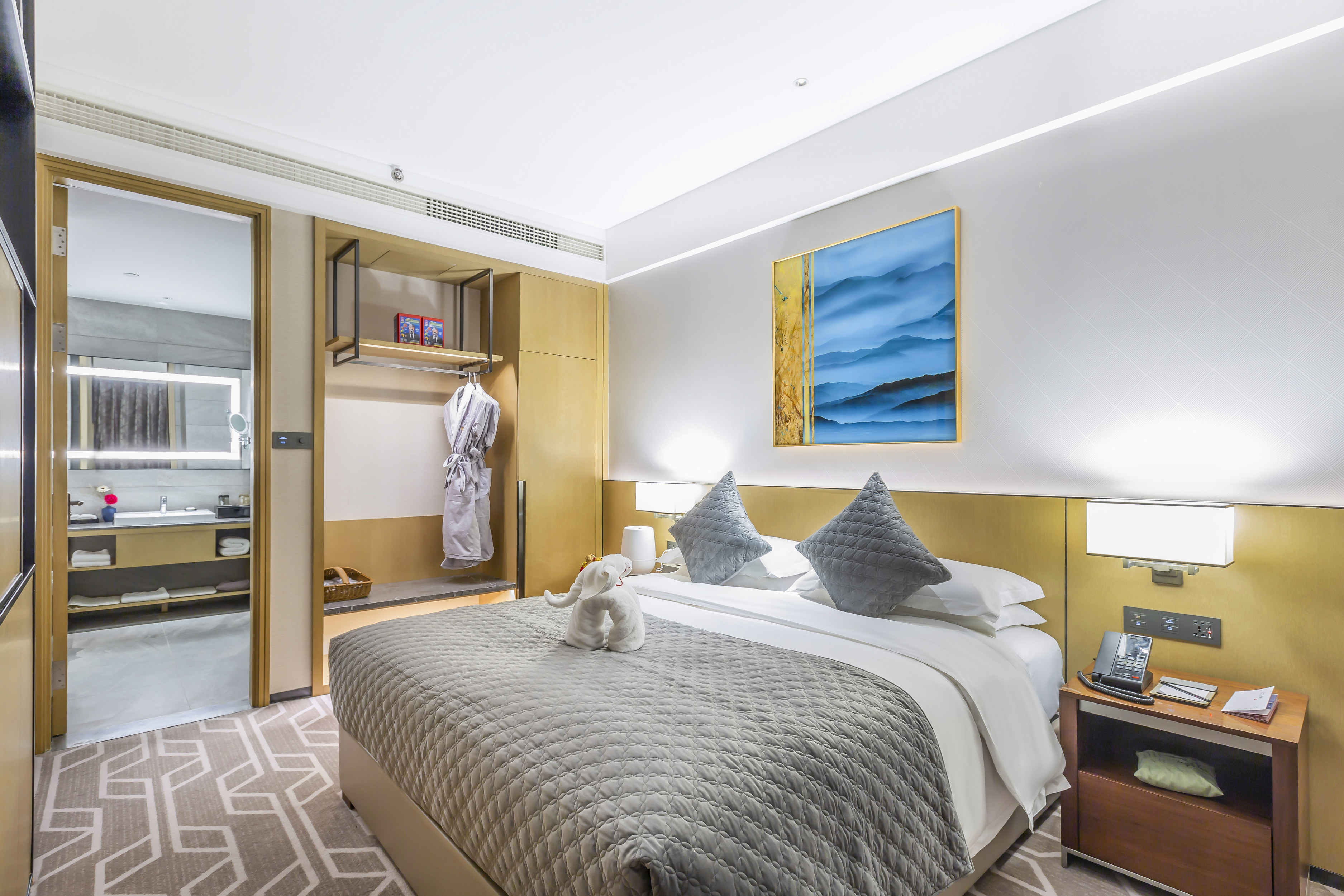 行政大床房（水系花园景观+80支贡缎床品+金可儿床垫）