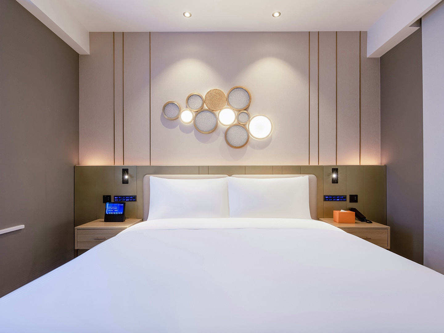 月若流金高级大床房（电视投屏+小冰箱+恒温马桶）