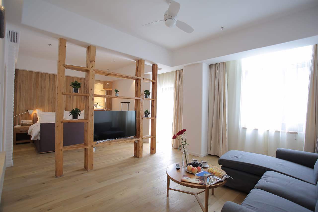 左右庭院?City浴缸大床套房「泡浴+vip电影+mini冰箱」