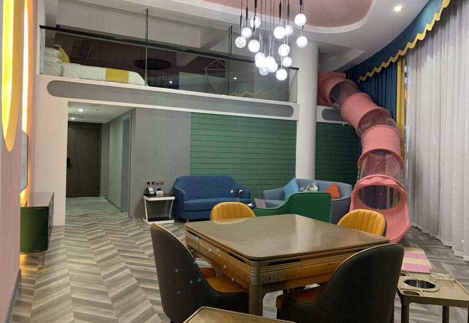 自由夢·Loft粉紅滑梯大套房【洗衣機+小廚房+冰箱】