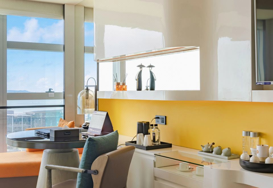 豪華海景大床房（180度全落地窗看海景日出）