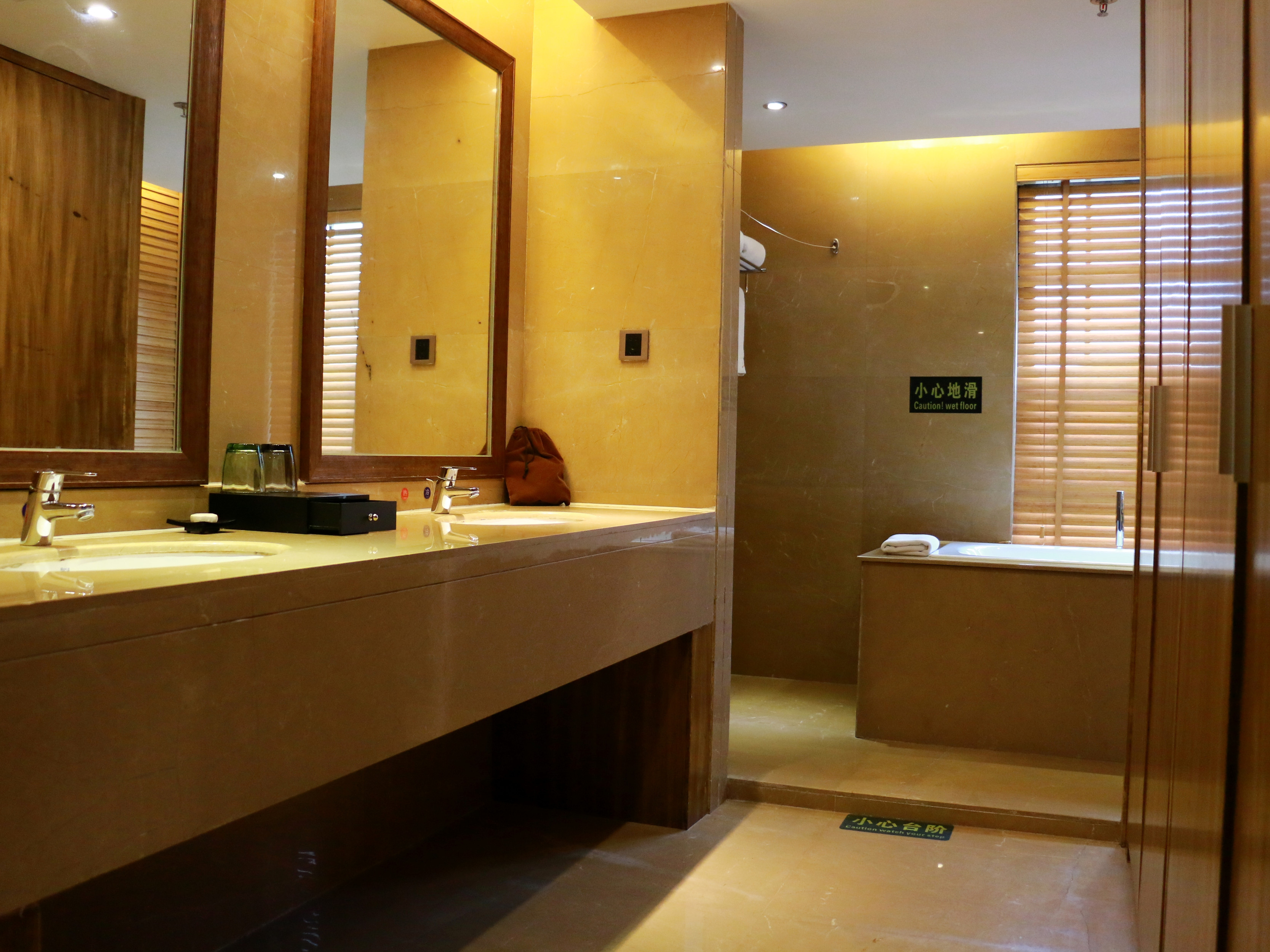 豪华河景大床房