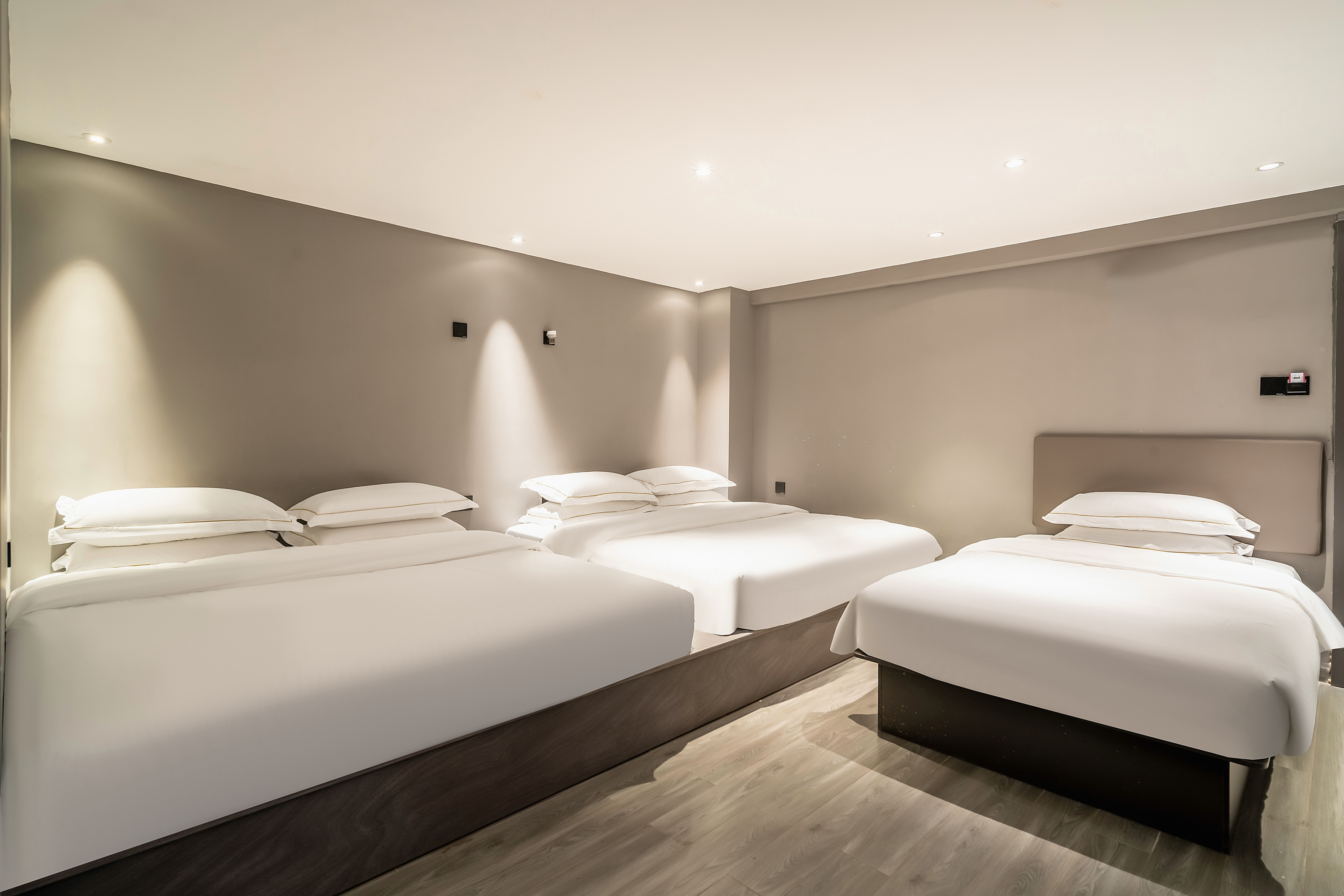 开黑五人间-[5台电脑+RTX3060显卡+i5-10700F处理器+16G内存+2K曲面屏+机械键鼠]+桌子