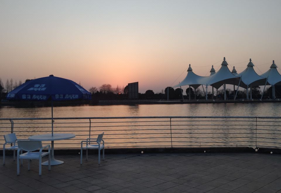 Deluxe Lake-view Queen Room