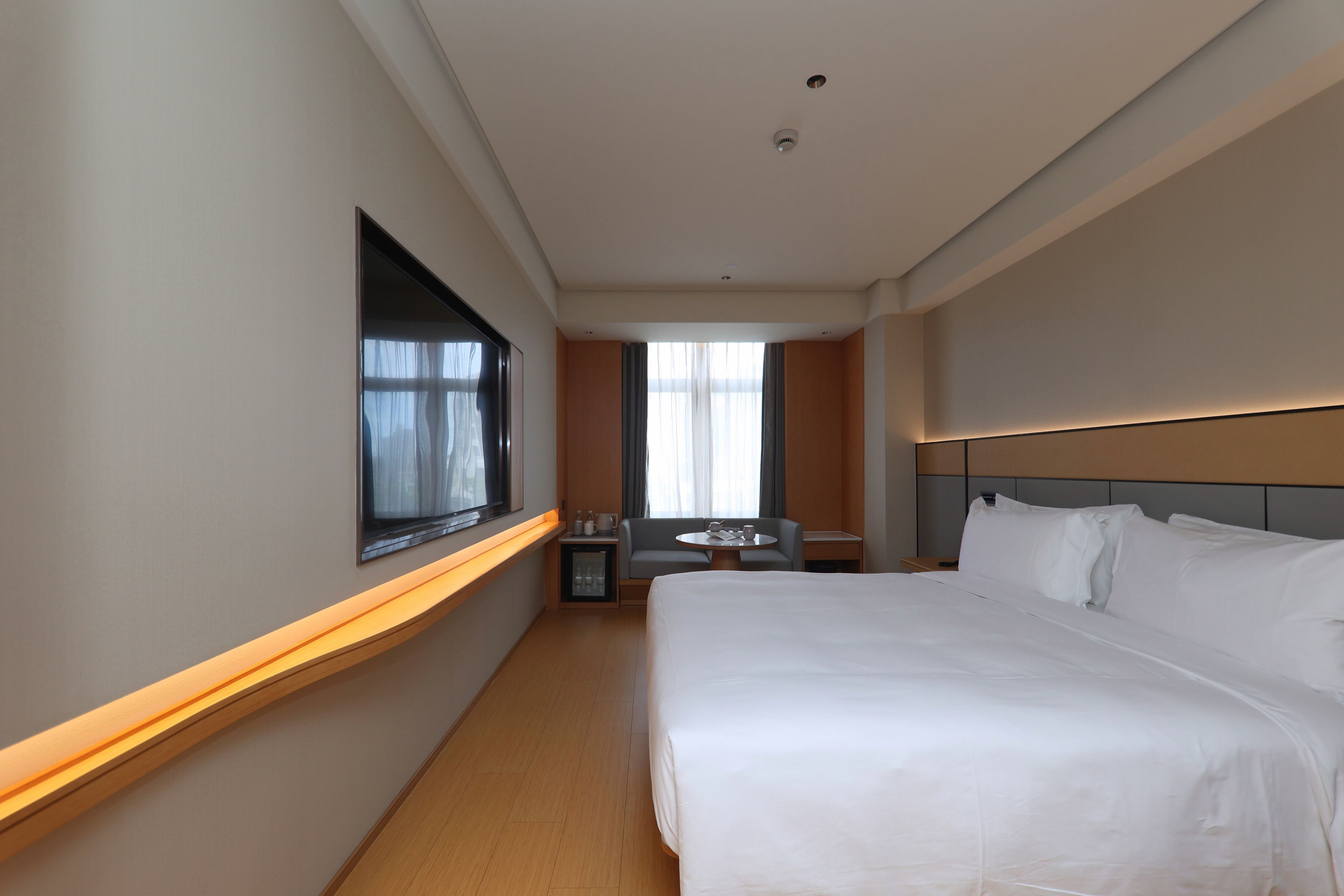 高级大床房（小冰箱+65寸可投屏电视+智能马桶）