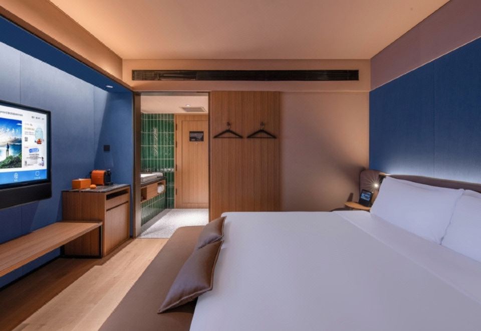 标准大床房（小冰箱+智能客控+手机投屏）