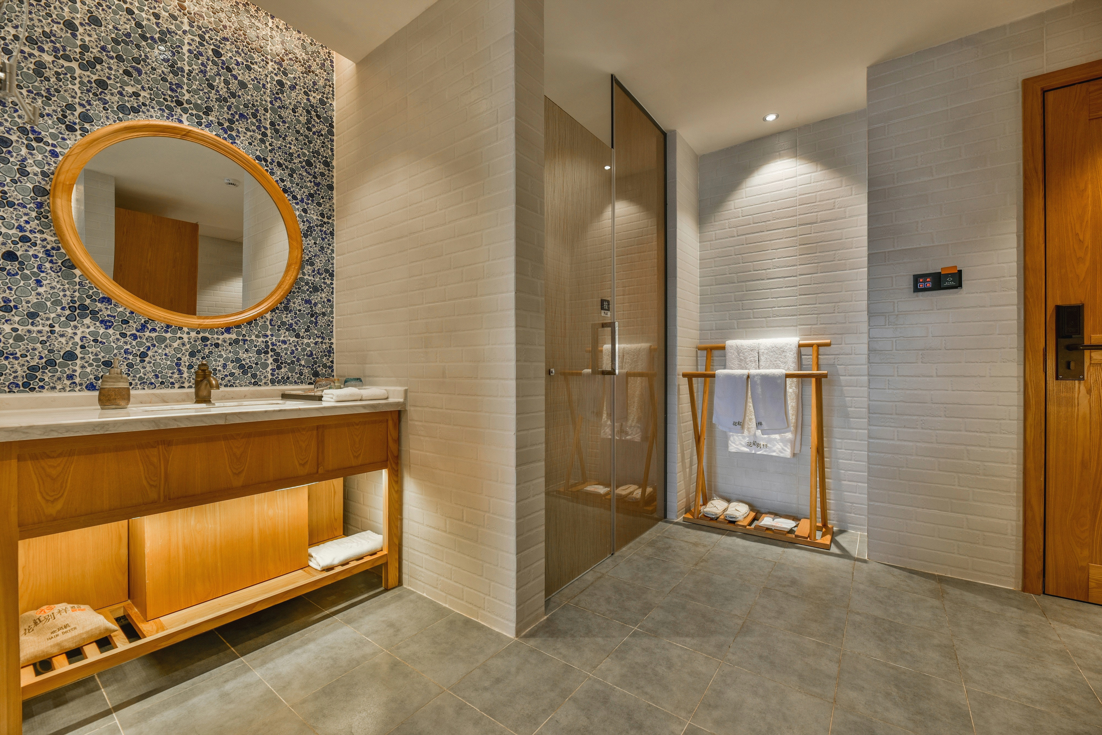 奢雅男权大床房-智能客控-徕芬吹风机-全景落地窗