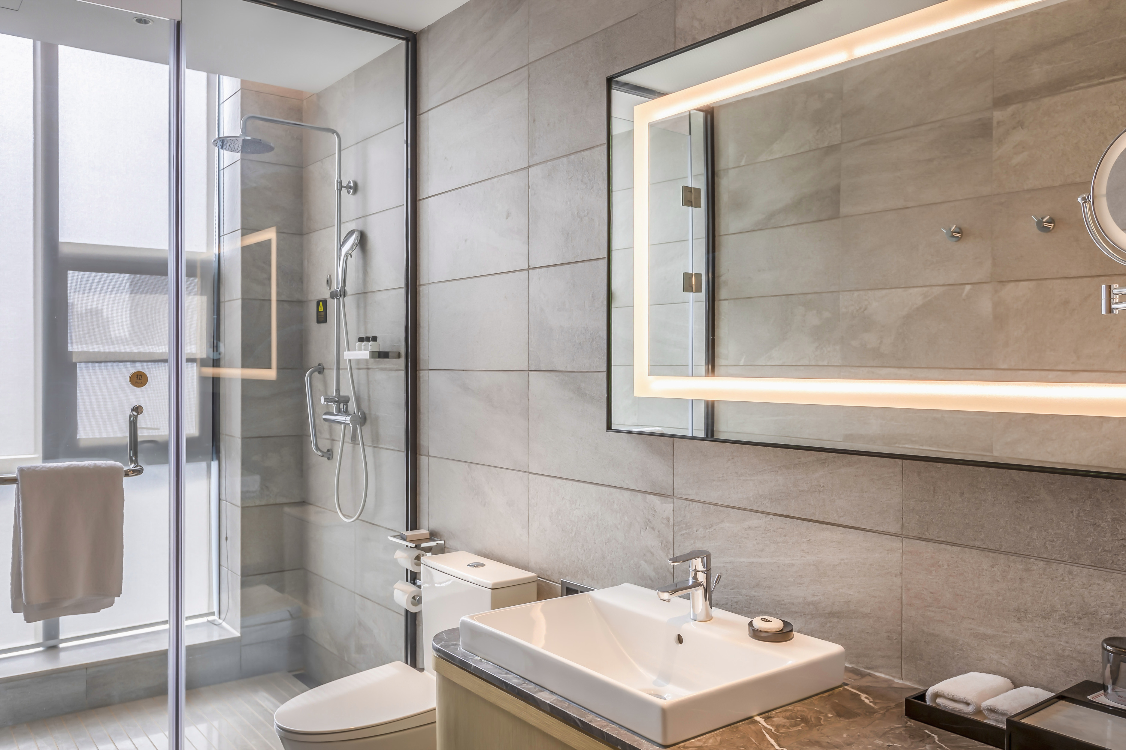 豪华大床房（水系花园景观+80支贡缎床品+金可儿床垫）