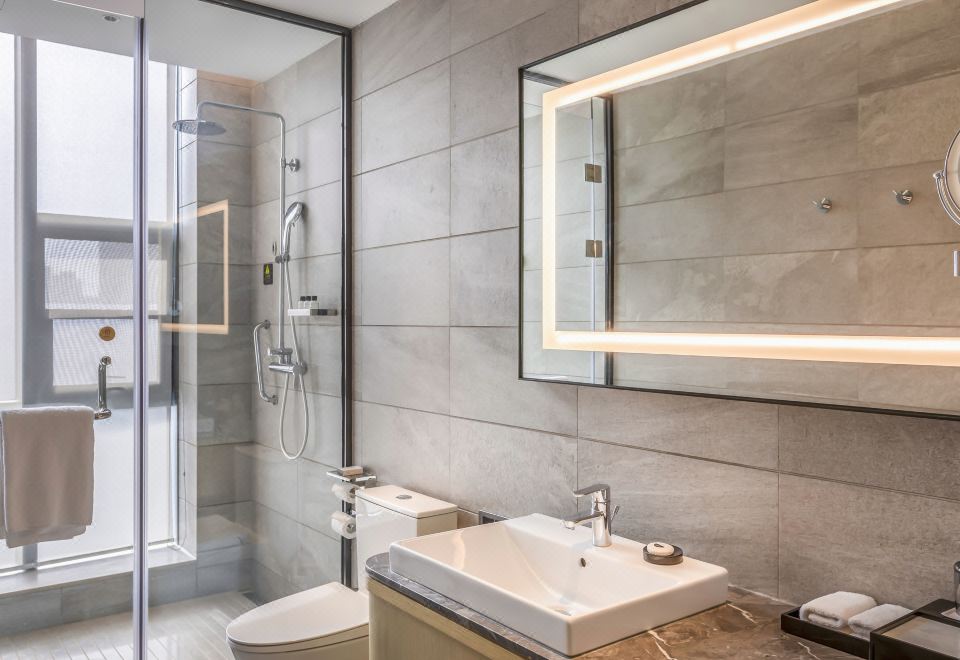 豪华大床房（水系花园景观+80支贡缎床品+金可儿床垫）