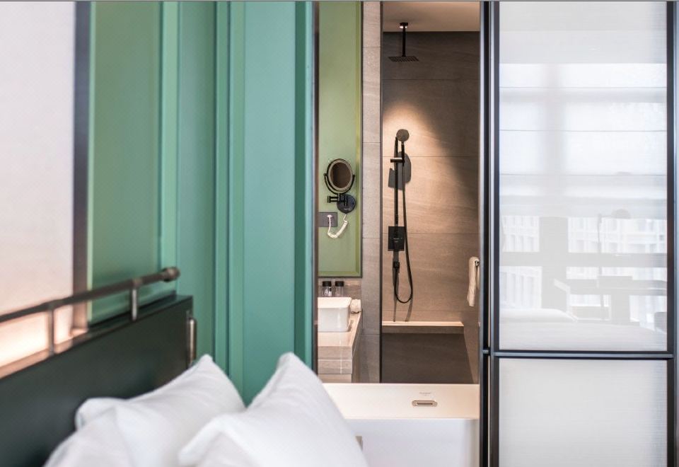 Investon Hotel Shenzhen LonghuaGrande Deluxe King Size Bed Room