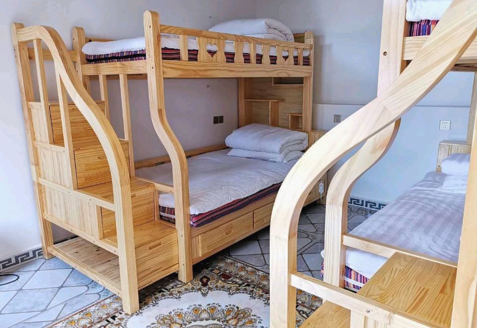 Shangri-La Wangshan Xiaoyuan Inn (Dukezong Ancient City Shop) Courtyard Book Bar Quadruple Female Dormitory (Smart Shared Bathroom)