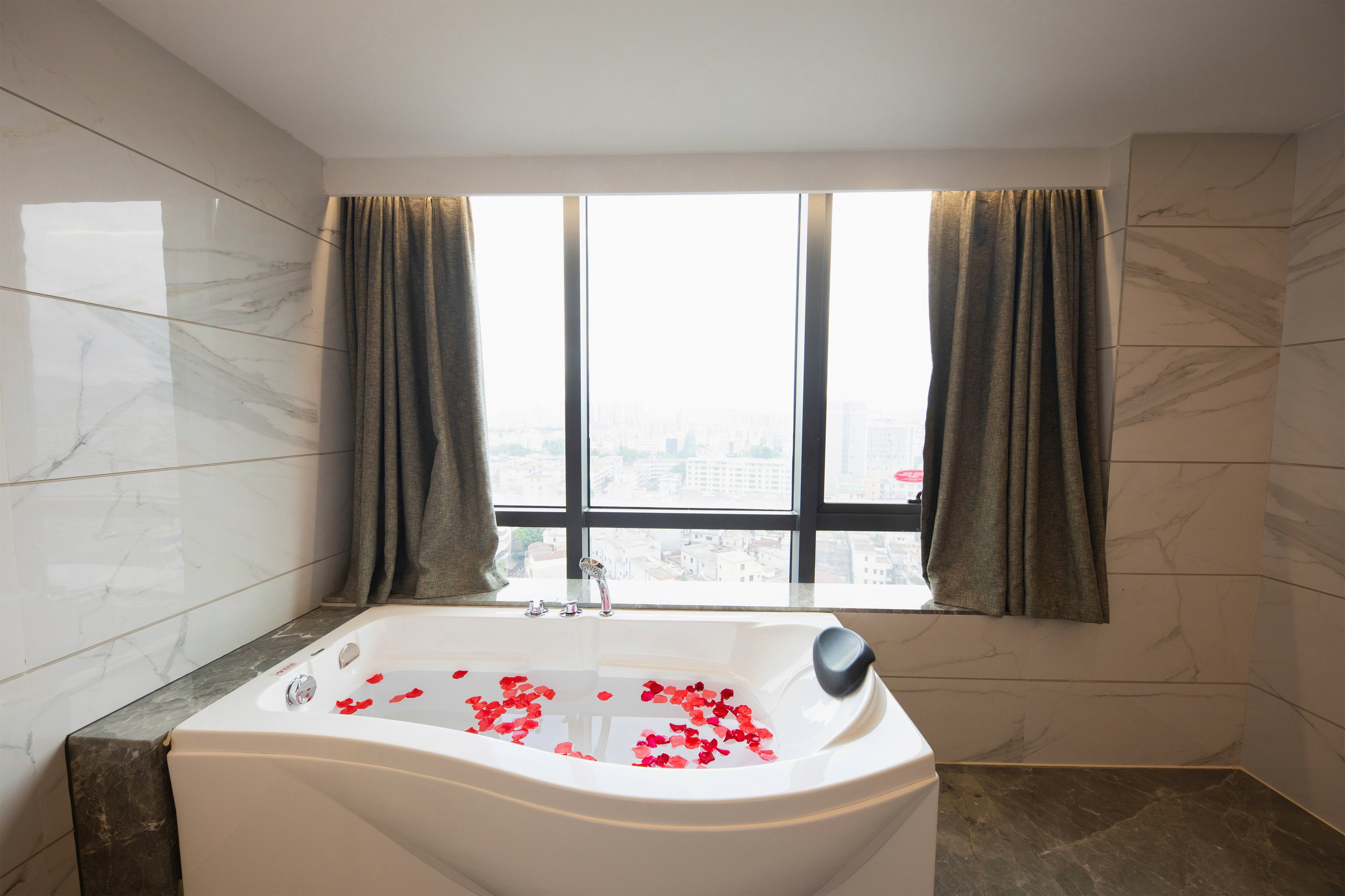 临窗浴缸大床房（悦享空间+观景浴缸+锦江夜景）