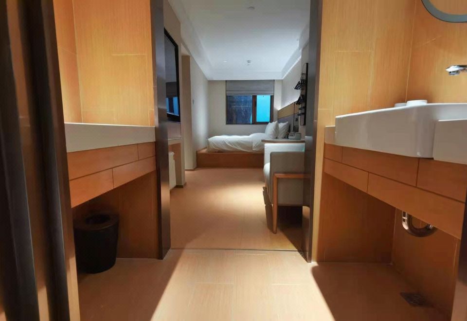 商务大床房（65寸电视+智能投屏+独立空调）