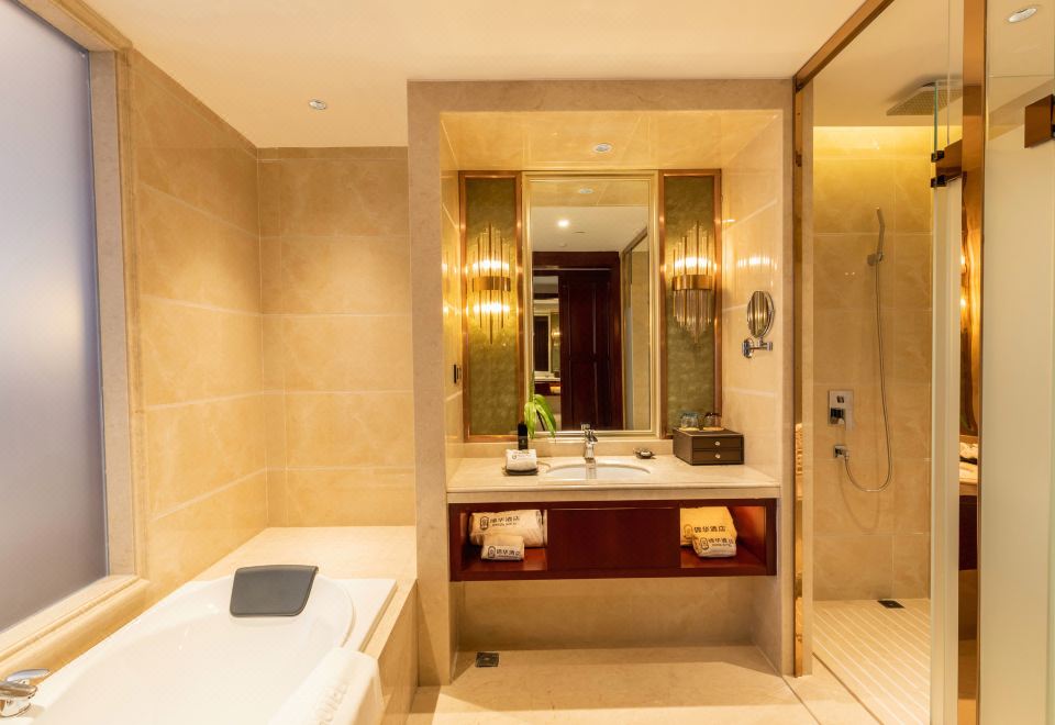 豪华大床房（全景落地窗+舒适沙发+独立浴缸）