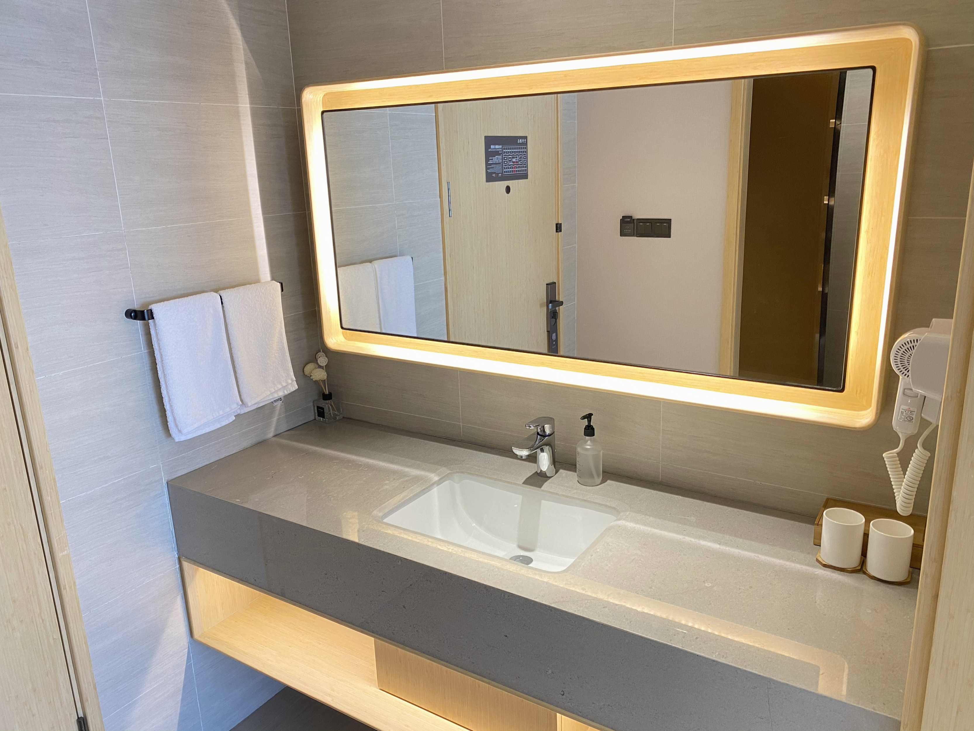 高级特大床房（金可儿床垫+地暖）