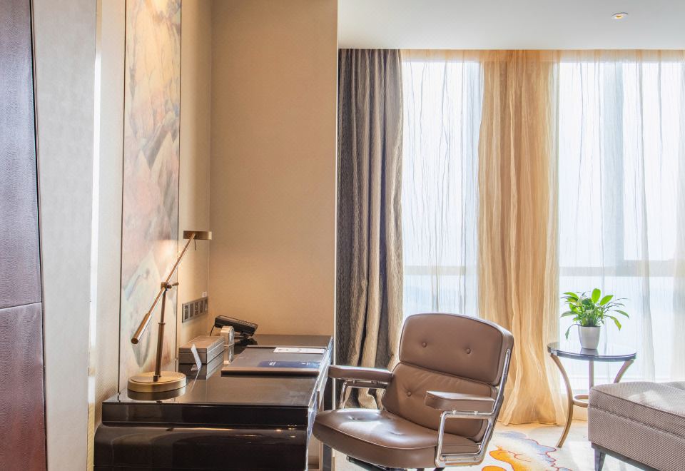 豪華大床房（繁華街景+深睡床墊+靜音加濕器）