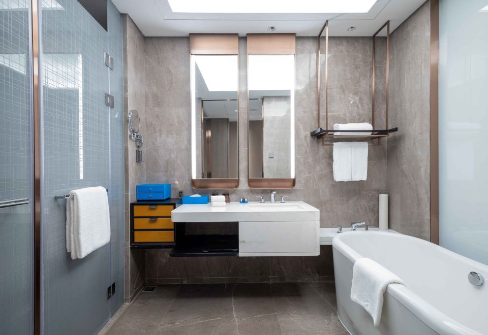 玉蘭苑豪華湖景大床房