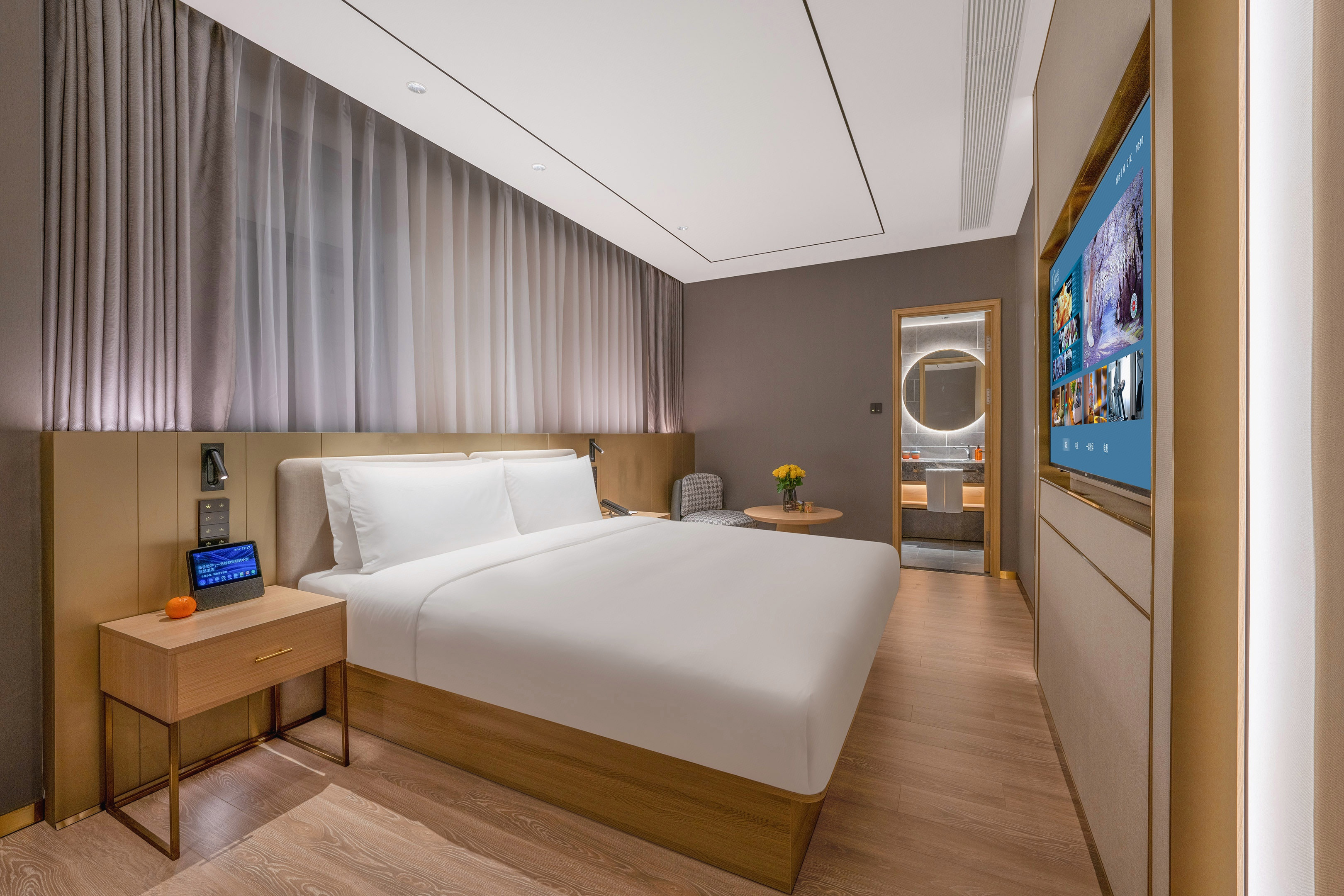 商务大床房（65寸可投屏电视+智能客控+小冰箱）
