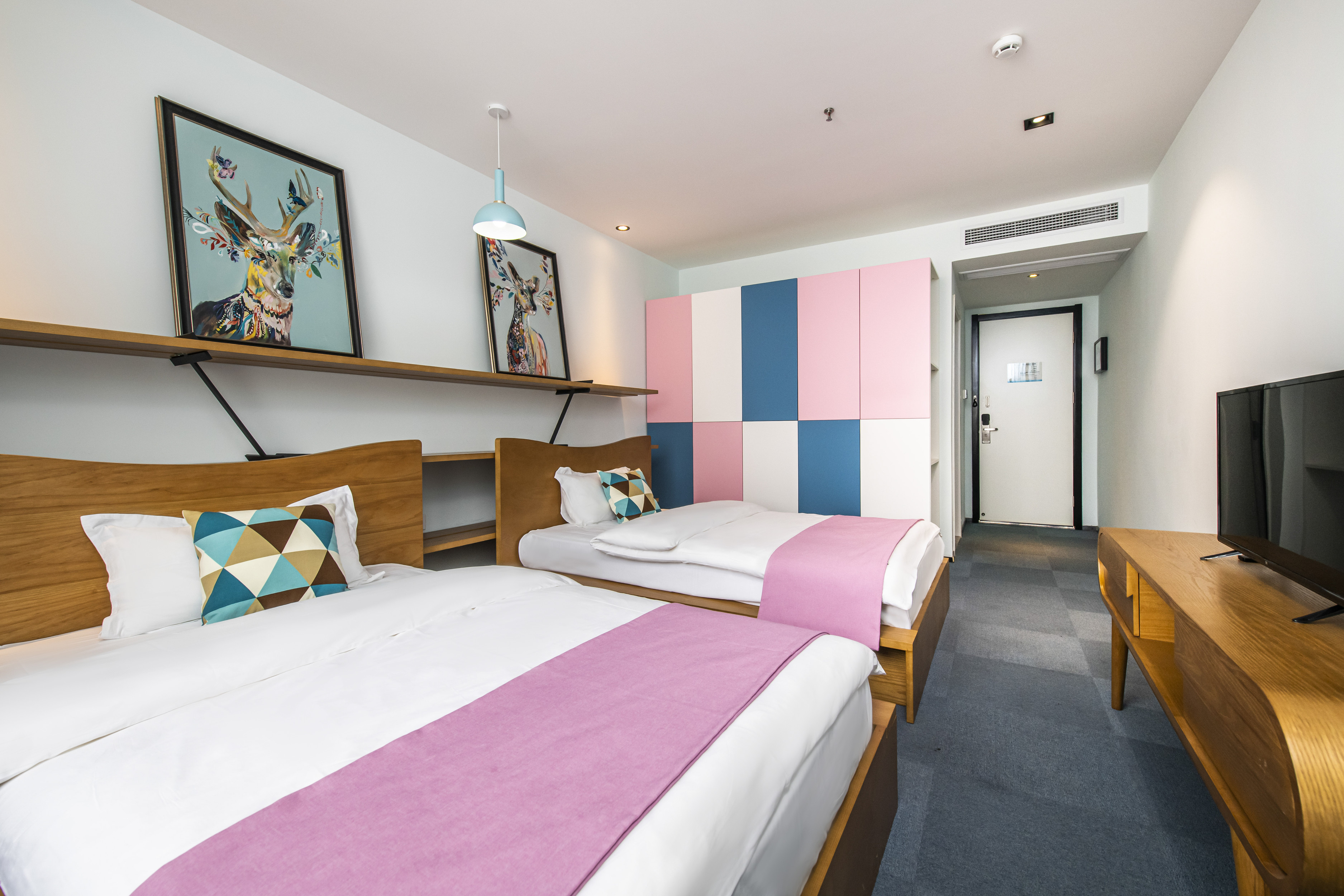 沉香文艺双床房【舒软沙发+办公桌椅+乾湿分离】