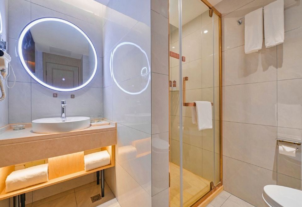 Vienna Hotel (Nanjing Hexi Golden Eagle Shop)Business Queen Room