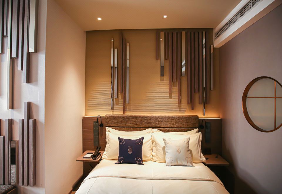 精致大床房（加热毛巾杆+小冰箱+智能镜）