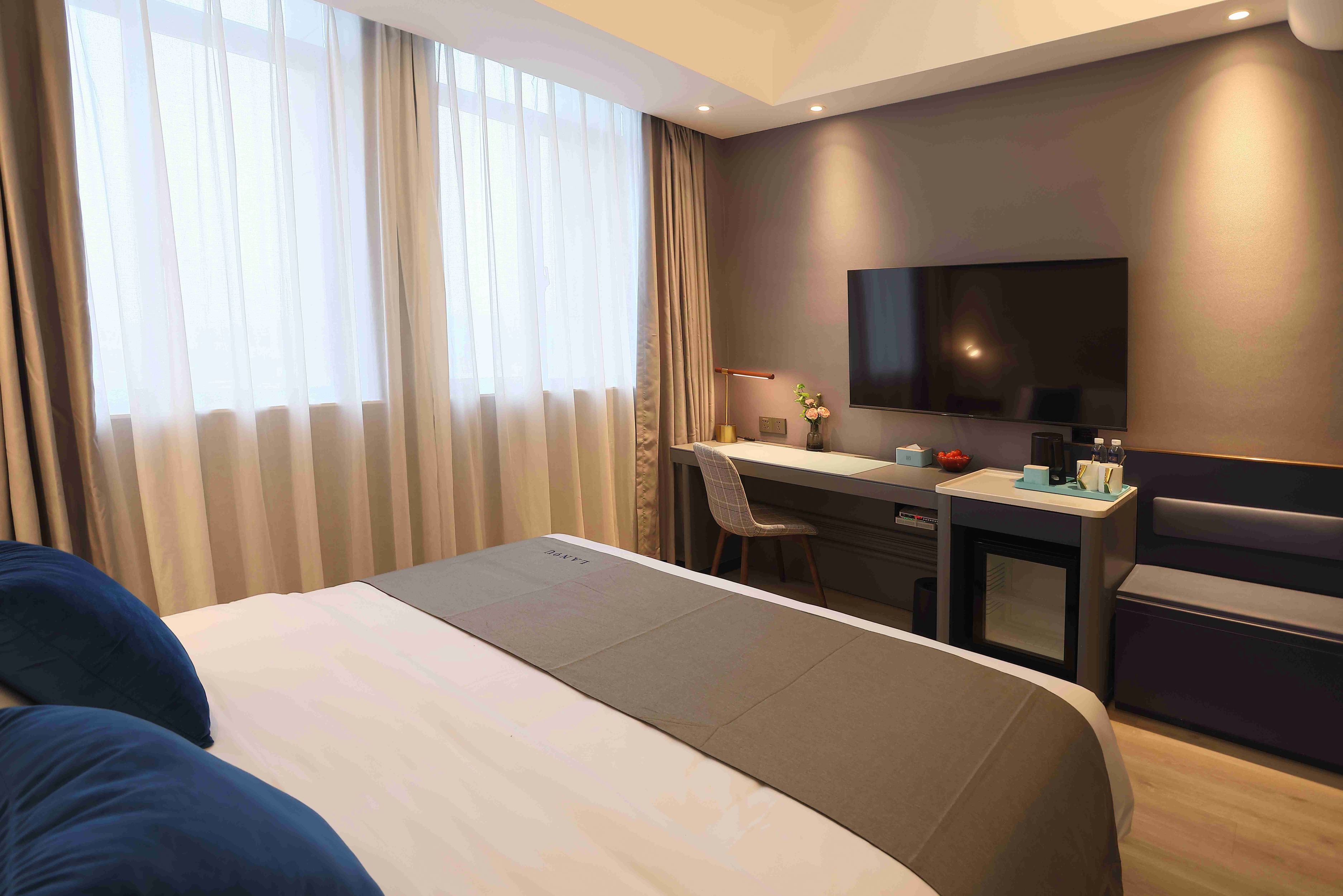 兰艺大床房（全屋智能语音控制+小冰箱）