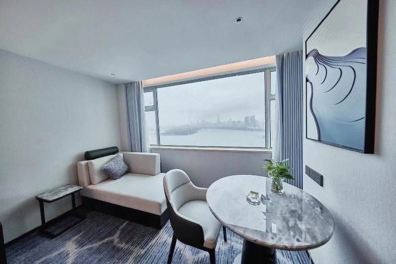 森林氧吧湖景大床房