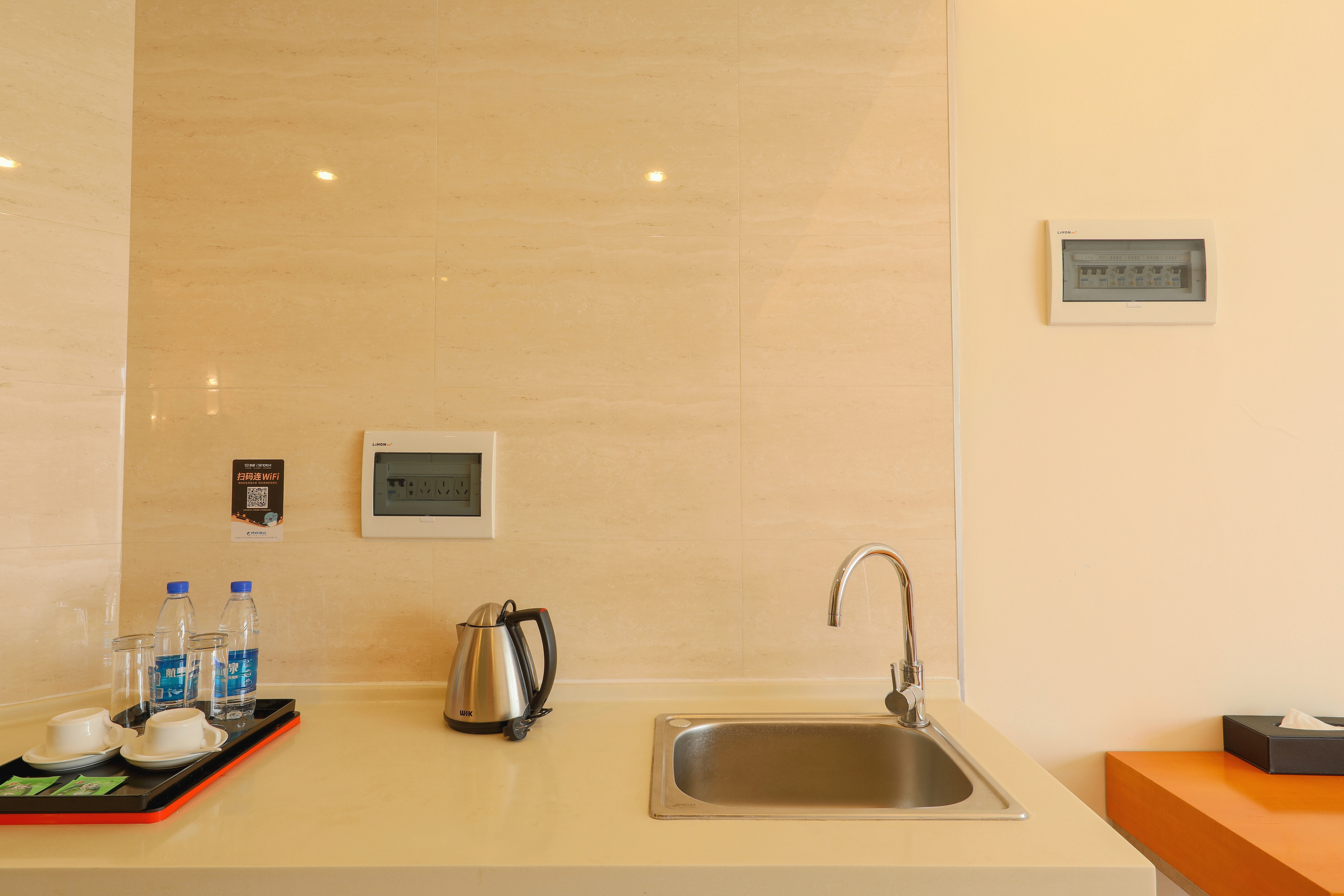 高級湖景大床房