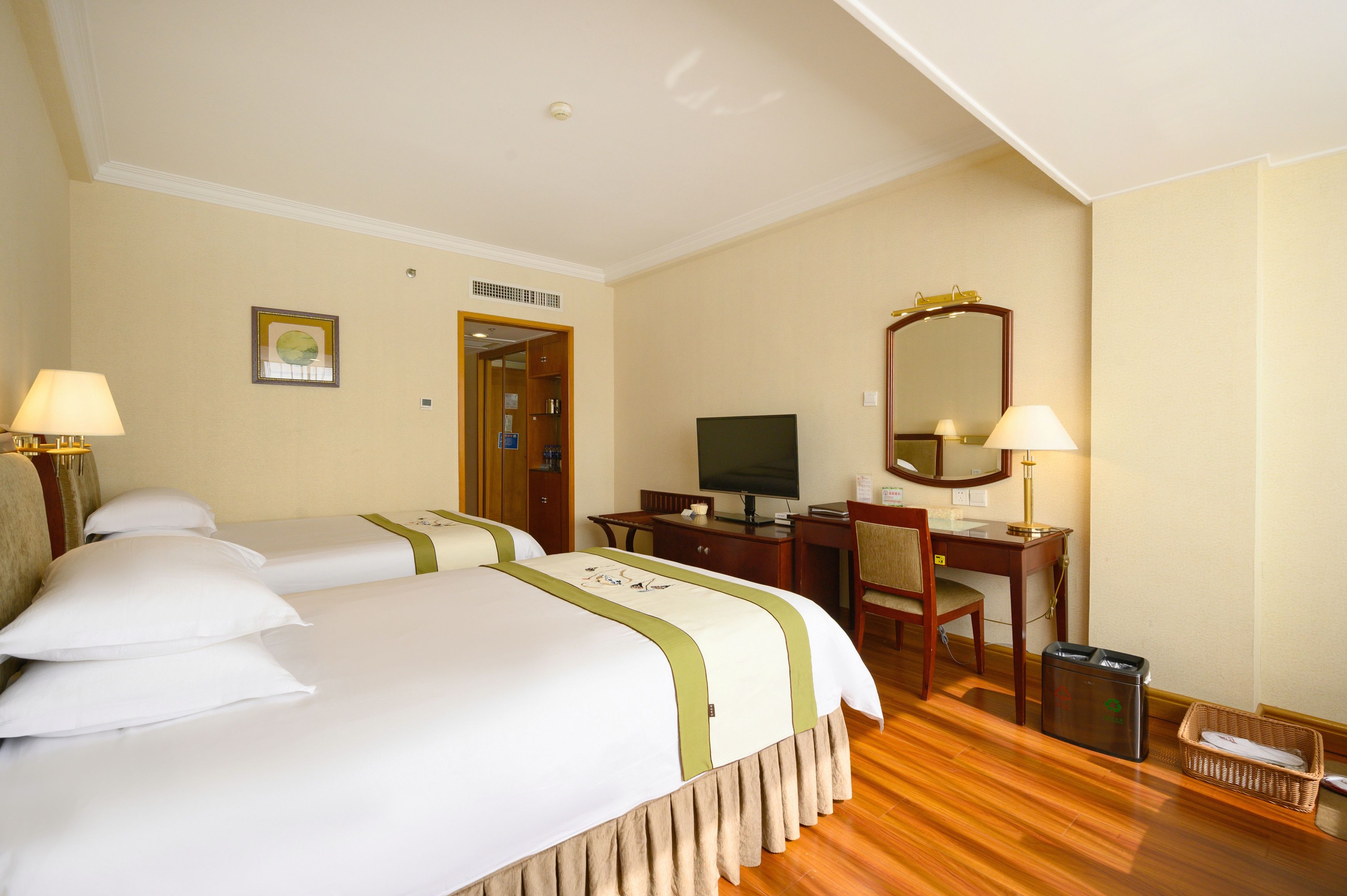 Overseas Chinese Hotel优选双床南音木偶主题房