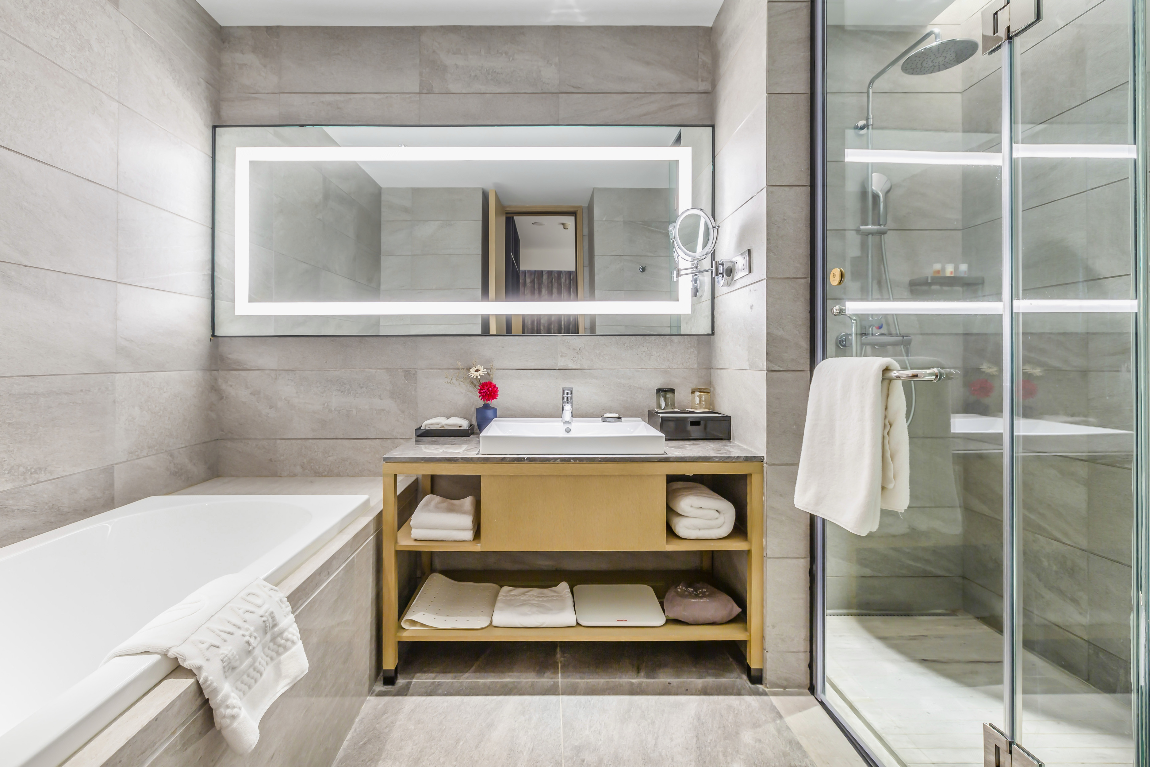 行政大床房（水系花园景观+80支贡缎床品+金可儿床垫）