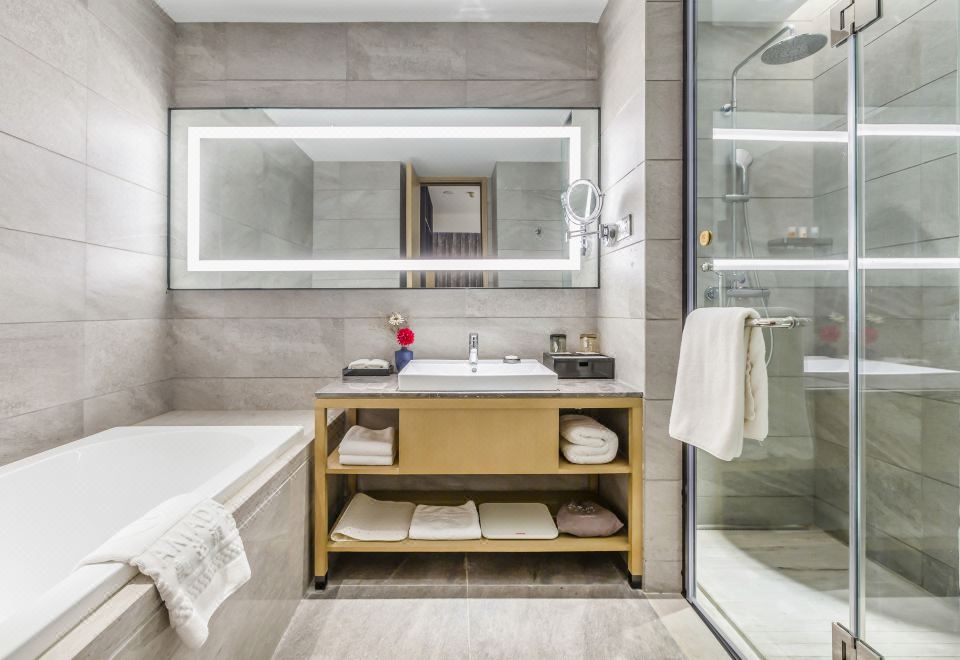 行政大床房（水系花园景观+80支贡缎床品+金可儿床垫）