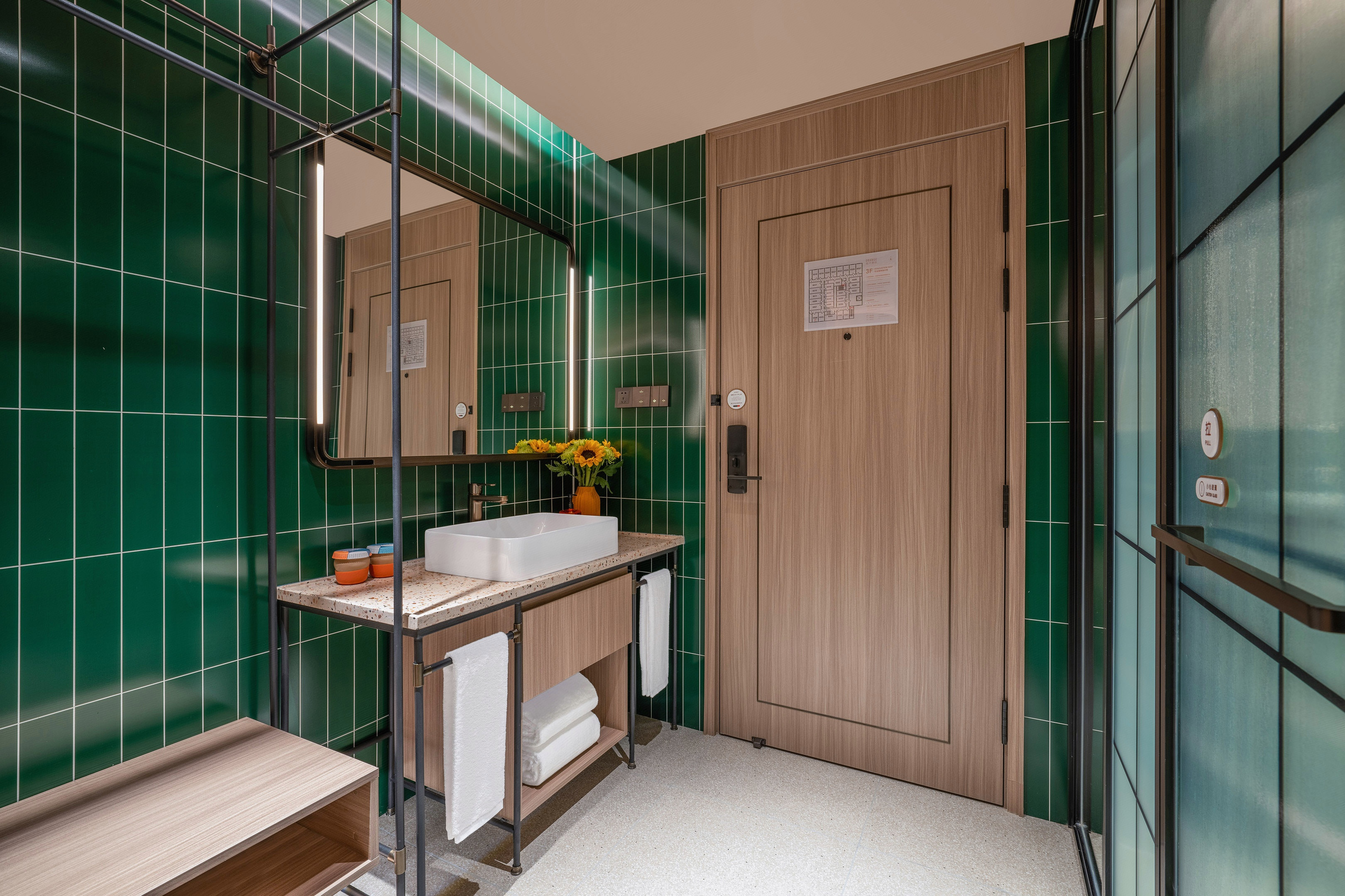 豪华大床房（65寸可投屏电视+智能客控+小冰箱）