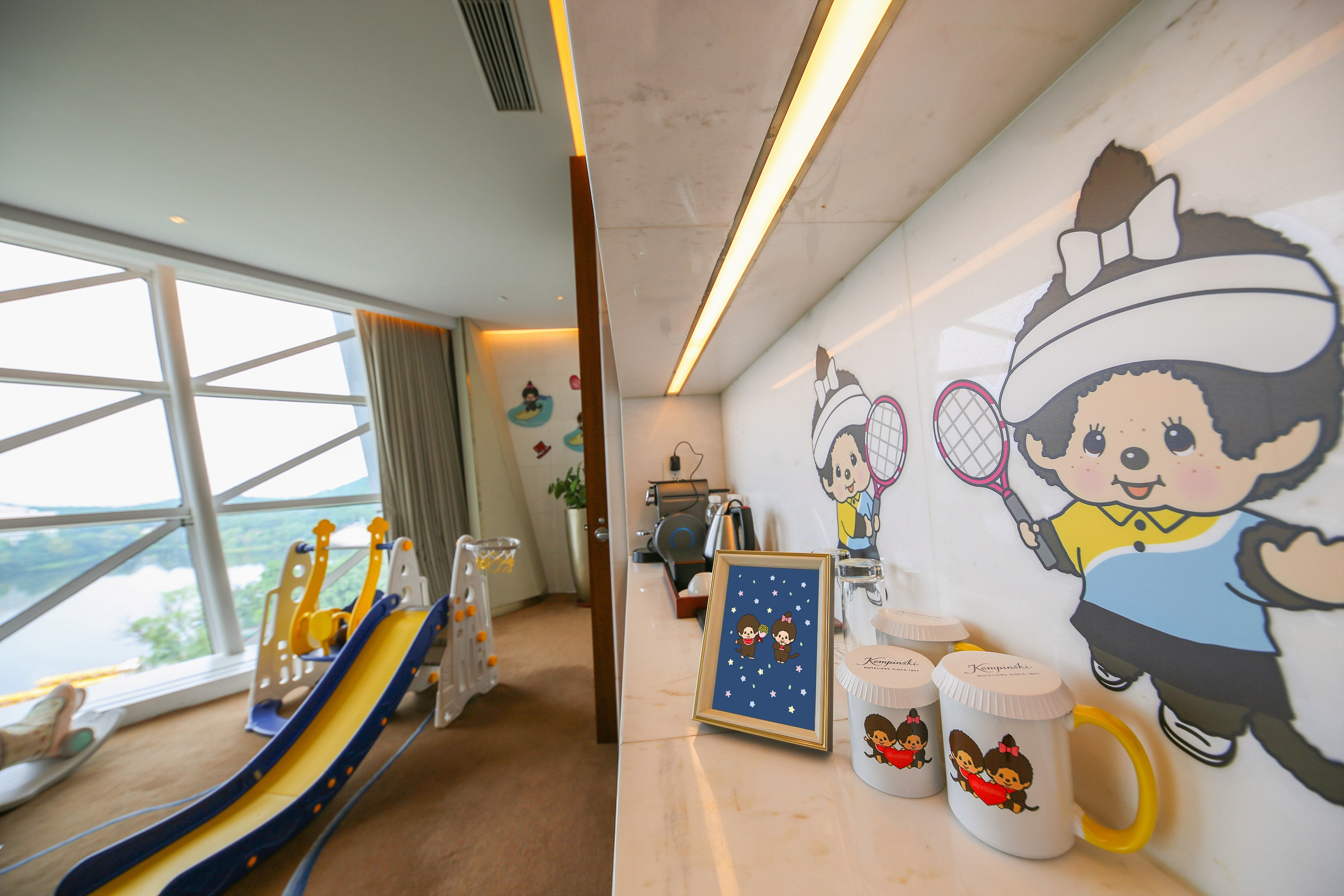 蒙奇奇主题尊荣湖景大床房