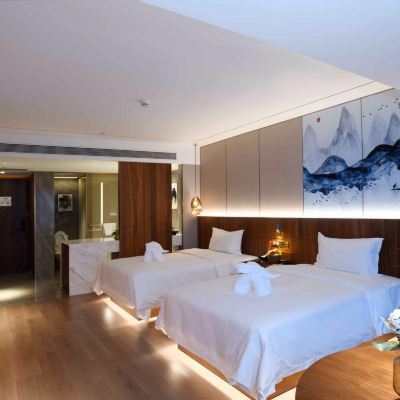 雅緻雙床房（全景落地窗+俯瞰瓊台夜景+智能投屏） 荷泰酒店（海口紅城湖店）優惠