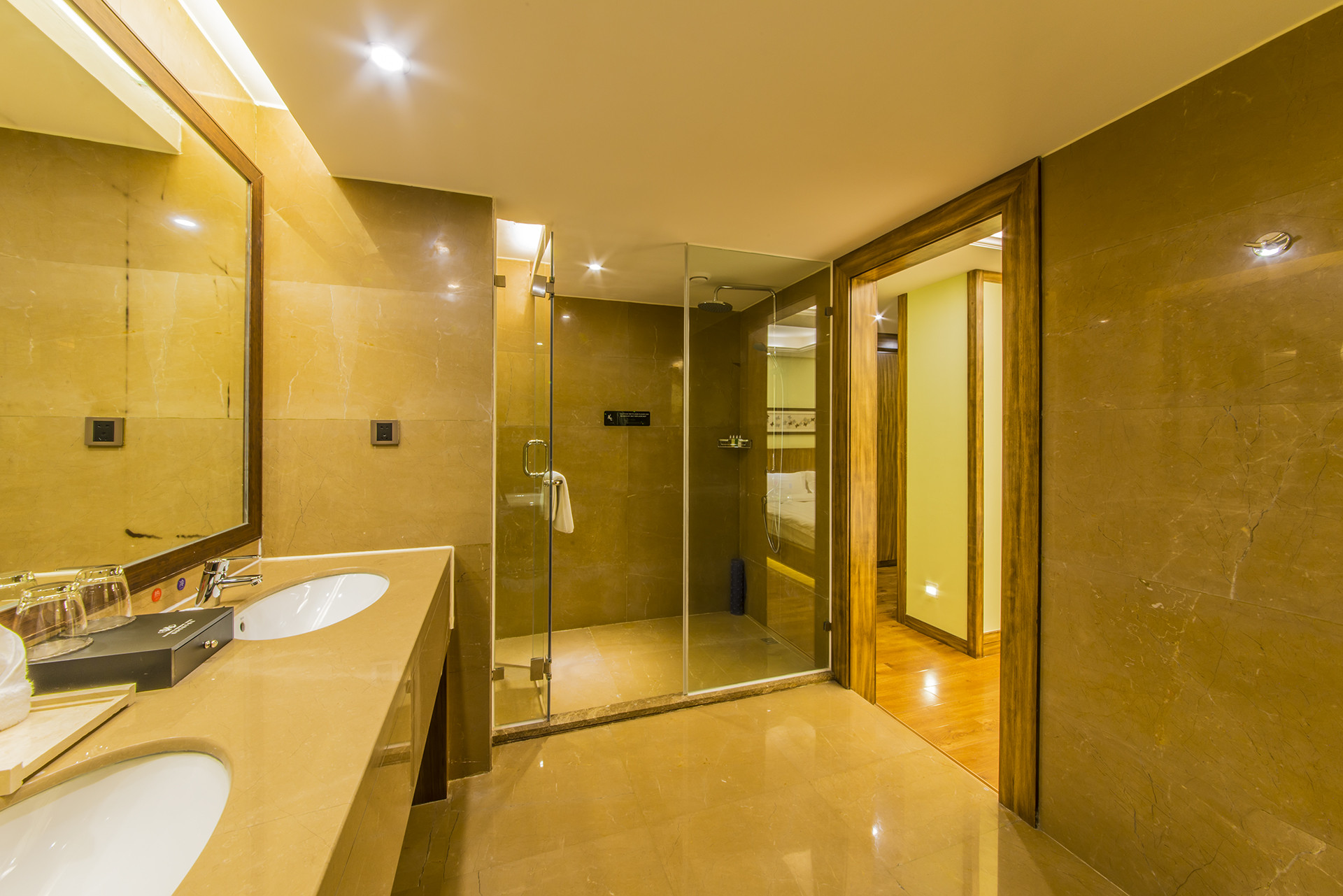 豪华河景大床房