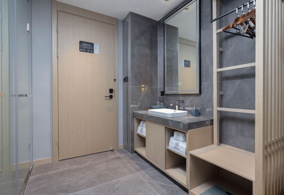 丹枫 | 影院大床房（深睡床品+120寸巨幕投影）