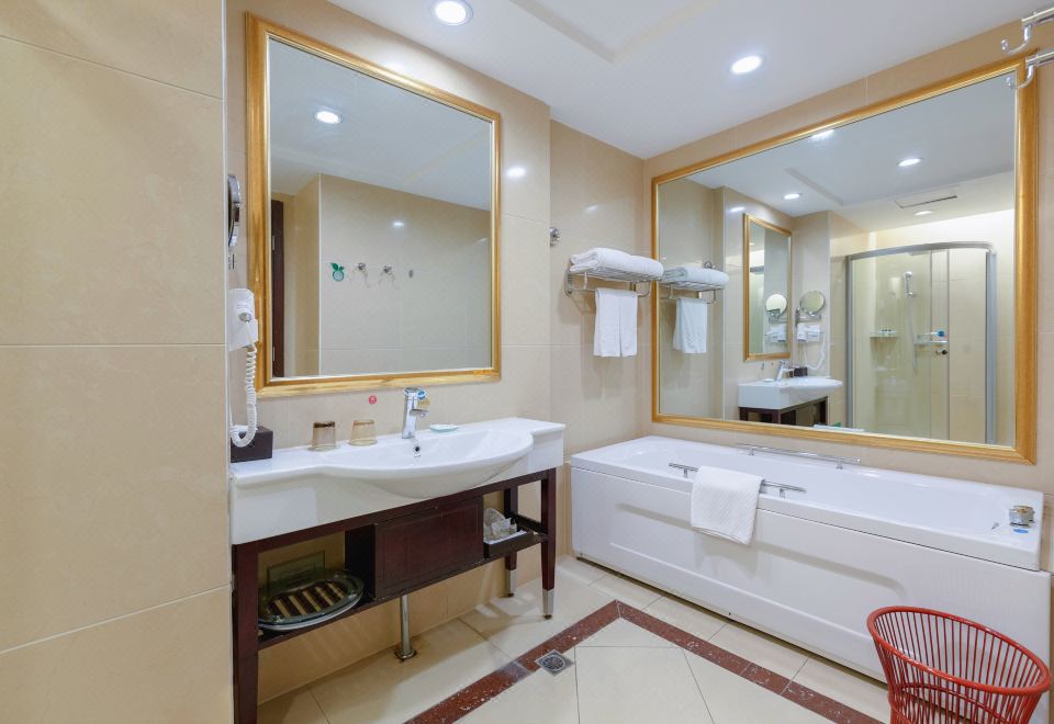 Deluxe Lake-view Queen Room