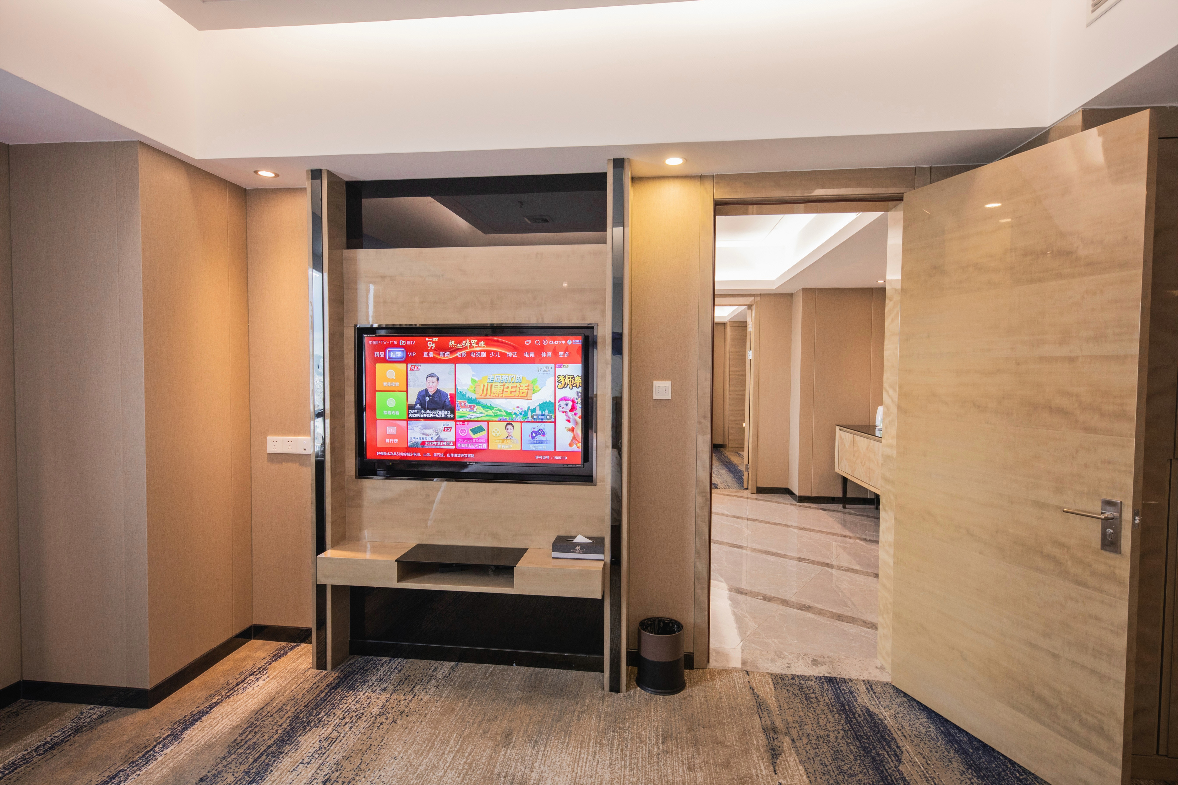 伯爵套房（高空眺望+览江悦城+一厅两房三床三衞）