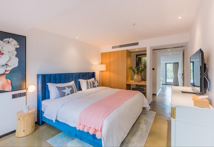 自然湖景大床房