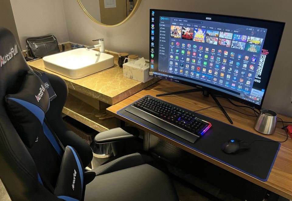 單人上分電競房（RTX2060S 8G 27寸曲面電競屏 機械鍵盤）